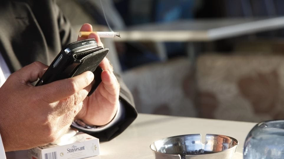 Σάλος: Ο ίδιος ο Πρόεδρος της ΗΔΙΚΑ απαξιώνει την αντικαπνιστική νομοθεσία…